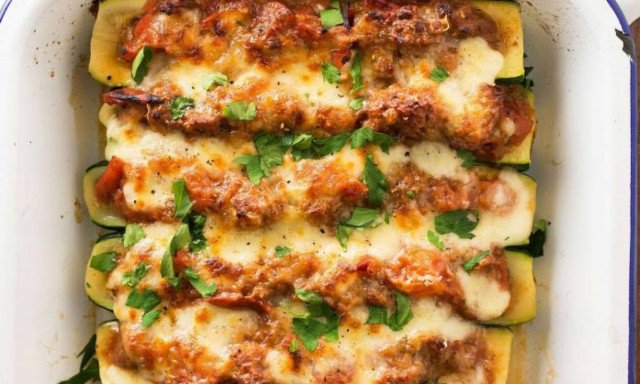 Κολοκυθάκια γεμιστά με κιμά κοτόπουλου και μπεσαμέλ