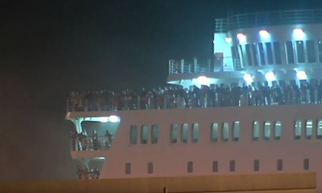 Φωτιά στο «Ελ. Βενιζέλος»: Με κλίμακα της πυροσβεστικής γίνεται η αποβίβαση των 875 επιβατών