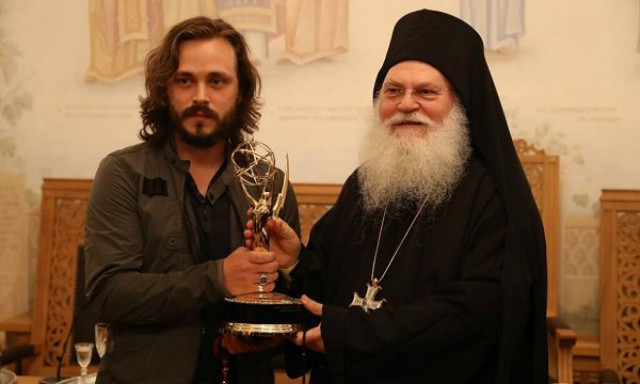 Σταρ του Χόλιγουντ συγκλόνισε το Άγιο Όρος  - Χάρισε το βραβείο EMMY στην Παναγία (pics&vid)