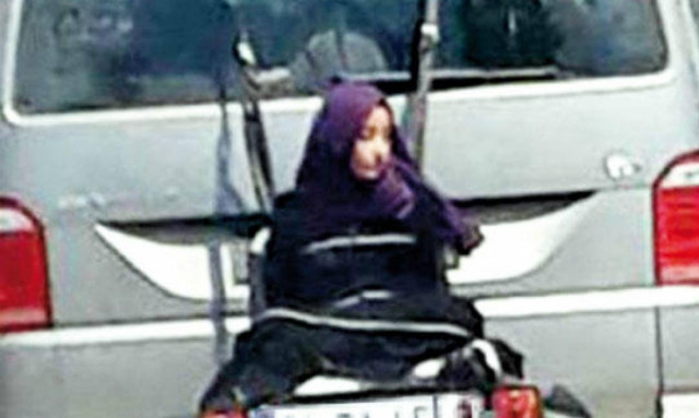 Απίστευτο: Έδεσε την κόρη του στο πίσω μέρος του αυτοκινήτου