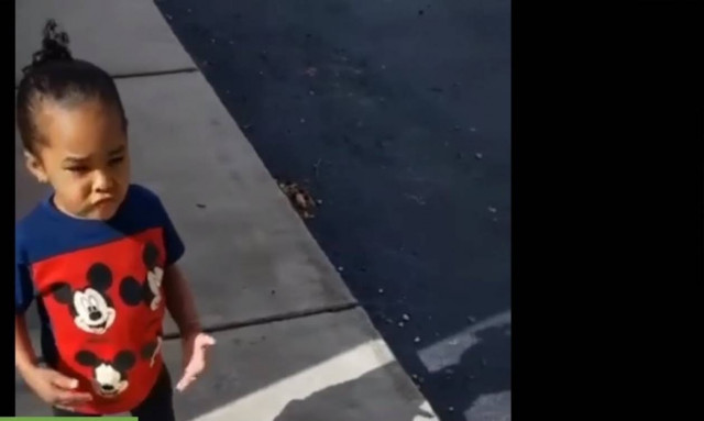 Δείτε την αντίδραση παιδιού όταν ανακαλύπτει την σκία του (vid)