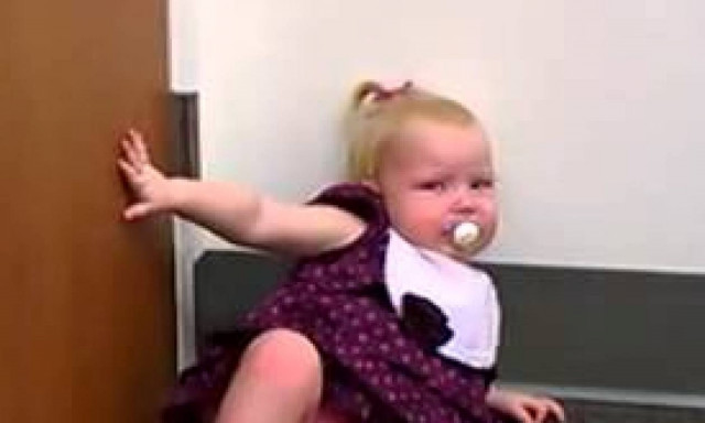 Δείτε την αντίδραση 2χρονου κοριτσιού όταν μαθαίνει ότι θα αποκτήσει αδελφάκι (vid)