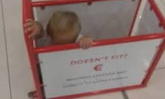 Δείτε το απίστευτο σημείο που κρύφτηκε μικρός σε αεροδρόμιο... (vid)