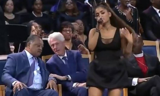 Απίστευτος Κλίντον όσα χρόνια κι αν περάσουν! «Έγδυσε» με τα μάτια του την Αριάνα Γκράντε (vid)