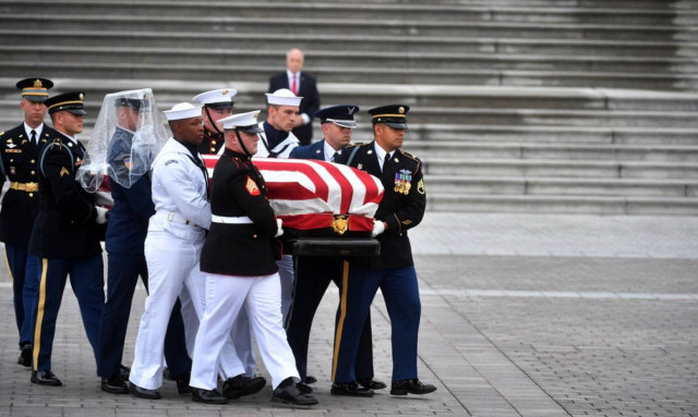 ΗΠΑ: Το «ύστατο χαίρε» στον γερουσιαστή Τζον Μακέιν (pics+vids)