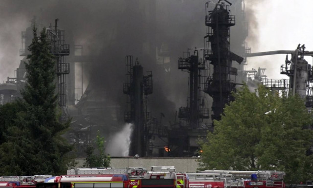 Γερμανία: Υπό έλεγχο η πυρκαγιά στο διυλιστήριο - Δέκα τραυματίες (pics+vid)