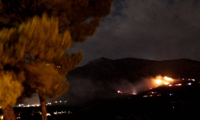 Φωτιά στους πρόποδες της Πάρνηθας στο Μενίδι