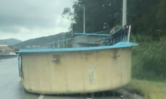 Απίστευτη γκάφα: Φόρτωσε την πισίνα στο τρέιλερ και κόντεψε να προκαλέσει ατύχημα (vid)