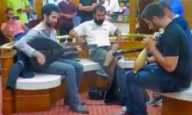 Με λύρα και λαούτο ξεσήκωσαν πλοίο που έφευγε από τη Κρήτη (vid)