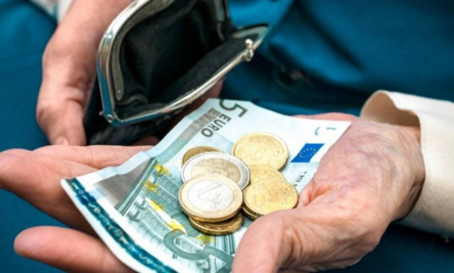 Μειώσεις - σοκ 30% στις συντάξεις χηρείας: Κόβεται η προσωπική διαφορά