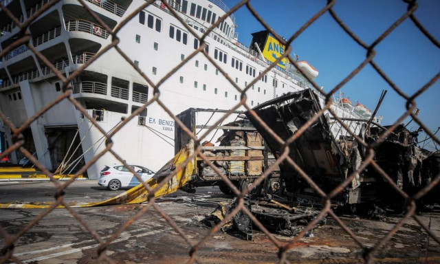 Σε ναυπηγείο του Περάματος για επισκευές το «Ελευθέριος Βενιζέλος» (pics)