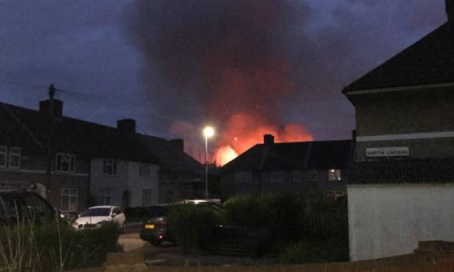 Μεγάλη φωτιά σε δημοτικό σχολείο στο Λονδίνο (pics)