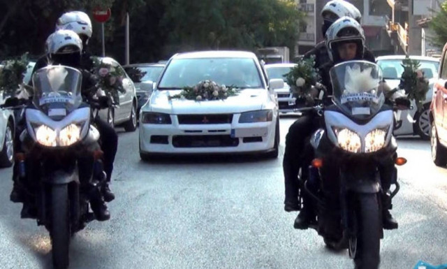 Η νύφη πήγε στην εκκλησία με τη συνοδεία μηχανών της ομάδας ΔΙ.ΑΣ. και σειρήνες (video)