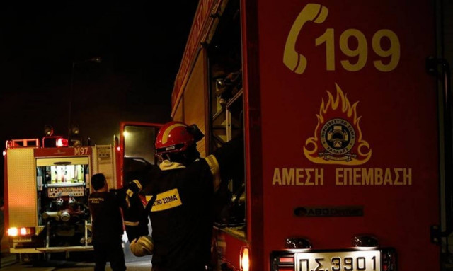 Φωτιά σε σκάφος στο Πέραμα