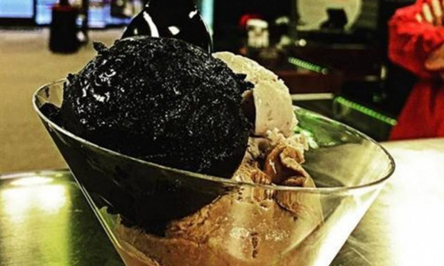 Η «βανίλια του Ναύτη»: Εσύ θα δοκίμαζες παγωτό με… μελάνι από καλαμάρι;