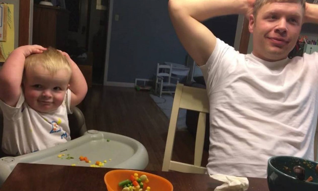 Κάνε ότι κάνω... Μικρός μιμείται τις κινήσεις του μπαμπά του (vid)