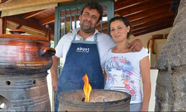 Κρητική ταβέρνα μαγειρεύει ΧΩΡΙΣ ρεύμα τους πιο εκλεκτούς μεζέδες του νησιού!