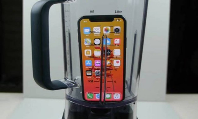 Ένα βίντεο πέρα από ΚΑΘΕ λογική: Έβαλε το iPhone στο μπλέντερ και το… ήπιε!