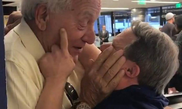 Το πιο συγκινητικό viral της ημέρας: Πατέρας και γιος συναντιούνται μετά από 1 εβδομάδα χωριστά