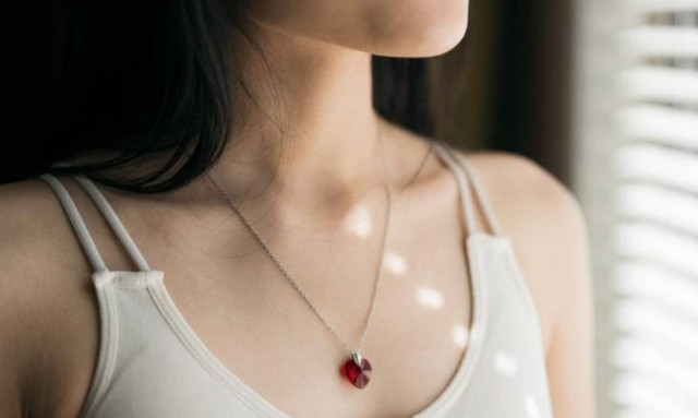 Οι 4 συνήθειες που θα σε βοηθήσουν να φροντίσεις σωστά το λαιμό σου