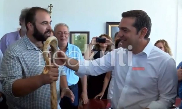 Ένας... χαλαρός Τσίπρας στην Κρήτη: Η ατάκα για το σεξ, η κατσούνα, το ποδόσφαιρο και οι ρακές (vid)