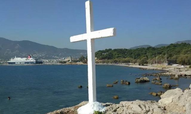 «Αφαιρέστε τους σταυρούς από τη Μυτιλήνη, ενοχλούν τους μετανάστες»