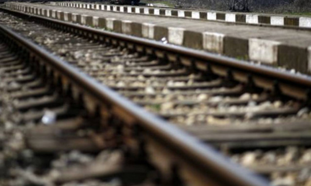 Πάτρα: Έπαθε ανακοπή πάνω στις γραμμές του τρένου! Αυτό που ακολούθησε ήταν «σημάδι από το Θεό»