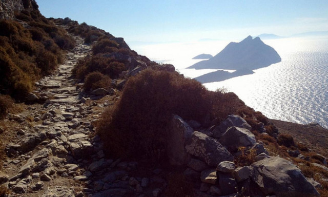 Αμοργός: Ακολούθησαν αυτό το «μυστικό» μονοπάτι και δεν πίστευαν στα μάτια τους! (pic)