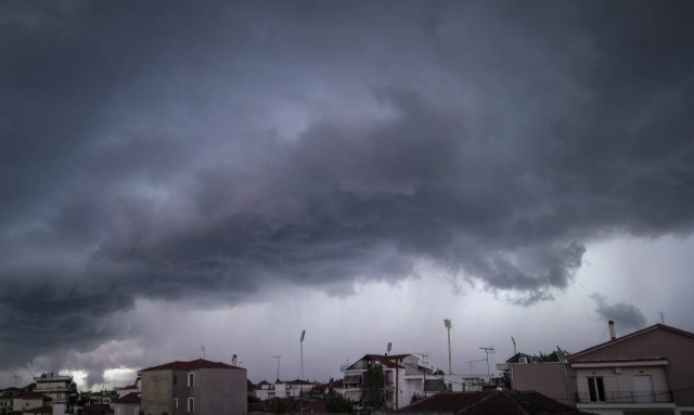 Καιρός: Κλειστοί δρόμοι και δεκάδες προβλήματα από το μπουρίνι στην Αττική