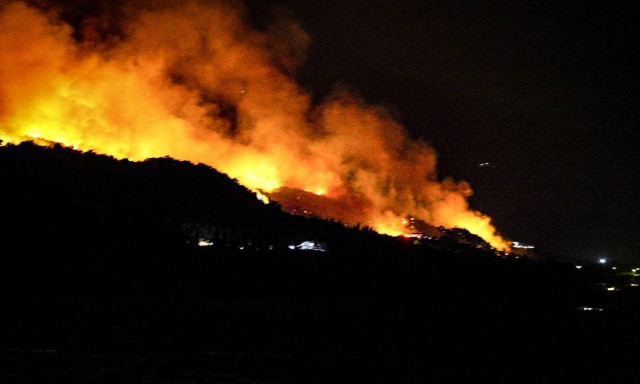 Επί ποδός η Πυροσβεστική: Μεγάλη φωτιά σε δύσβατη περιοχή στη Σάμο (vid)