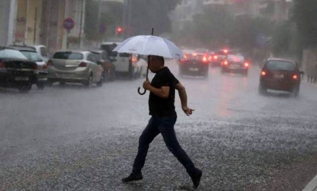 Καιρός ΤΩΡΑ: Ισχυρή καταιγίδα πλήττει την Αττική