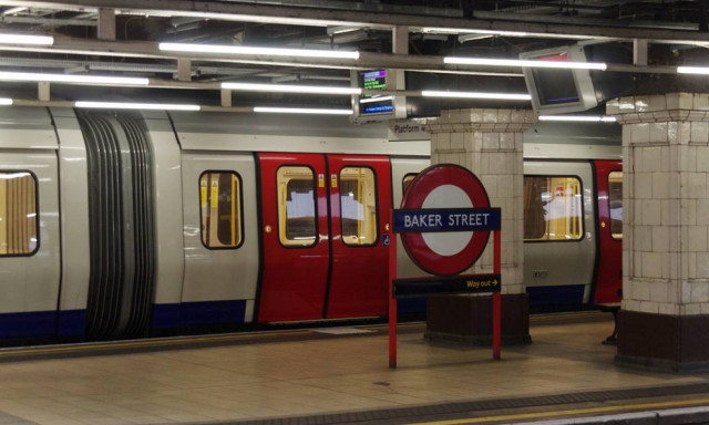 Απίστευτο: Έπεσε με το παιδί της στις ράγες του μετρό, πέρασε από πάνω τους συρμός και σώθηκαν!