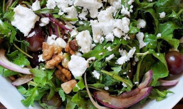 Συνταγή για γευστικότατη σαλάτα με ρόκα, κόκκινα σταφύλια, κατσικίσιο τυρί και αβοκάντο!