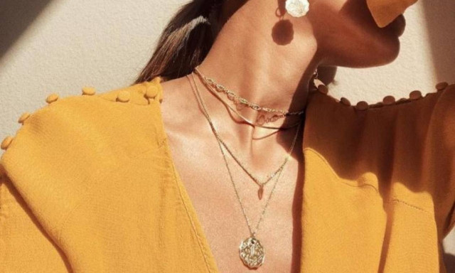 Τέσσερις κανόνες για να κάνεις layering με τα κοσμήματα στο λαιμό