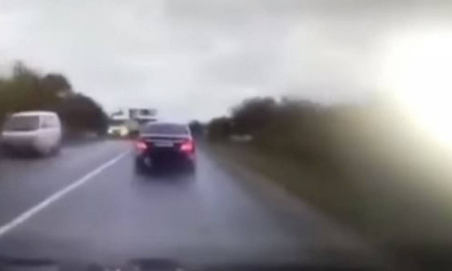 Βίντεο σοκ: Η στιγμή που φορτηγό πέφτει πάνω στο αυτοκίνητο του Μολδαβού Προέδρου