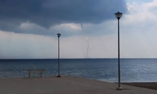 Εντυπωσιακό θέαμα: Διπλός υδροσίφωνας στη Χαλκιδική