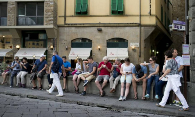 Σε αυτή την πόλη απαγορεύεται οι τουρίστες να τρώνε στο δρόμο!