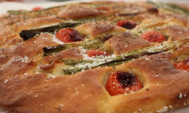 Η συνταγή της ημέρας: Φοκάτσια με φρέσκα κρεμμυδάκια και ντοματίνια