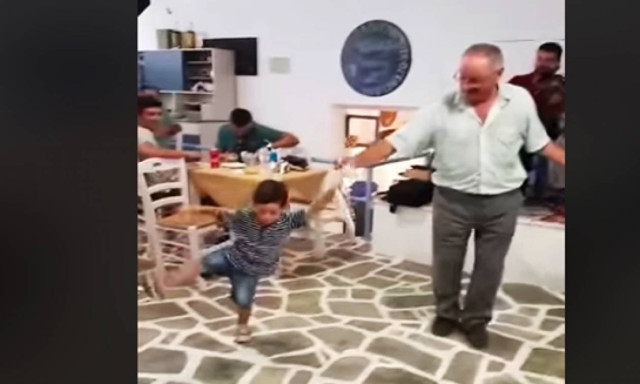 Καμαρώστε τον μπόμπιρα που έσυρε χορό σε καφενείο της Αμοργού (ΒΙΝΤΕΟ)