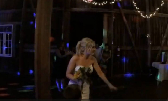 Δε φαντάζεστε ποιος έπιασε την ανθοδέσμη της νύφης σε αυτό το γάμο! (vid)