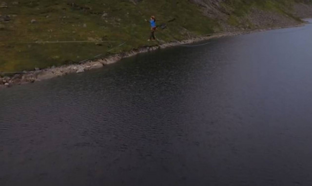 Εντυπωσιακό: Περπάτησε στο μακρύτερο ακροβατικό σχοινί στον κόσμο!  (vid)