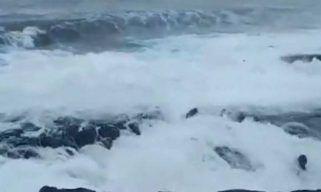 Χανιά: Αίσιο τέλος για τουρίστες που παρασύρθηκαν από κύματα