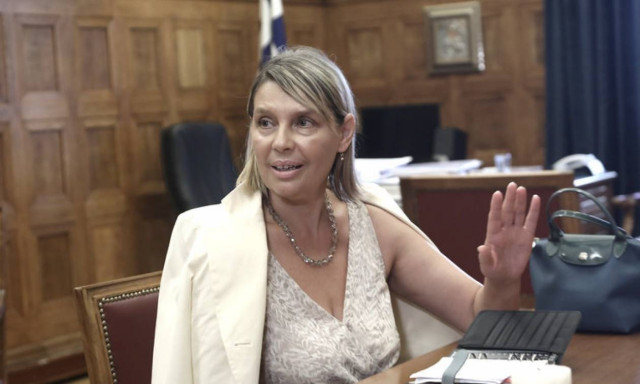 Παπακώστα: Ο Τσίπρας είχε αυταπάτες – Τώρα έχει μπει στα... παπούτσια του μεσαίου χώρου