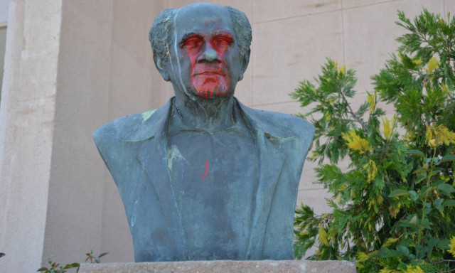 Μυτιλήνη: Ανήλικοι πίσω από τον βανδαλισμό προτομής στο κέντρο της πόλης