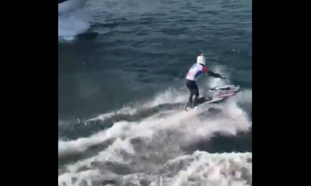 Απίστευτο κόλπο στα κύματα! (vid)