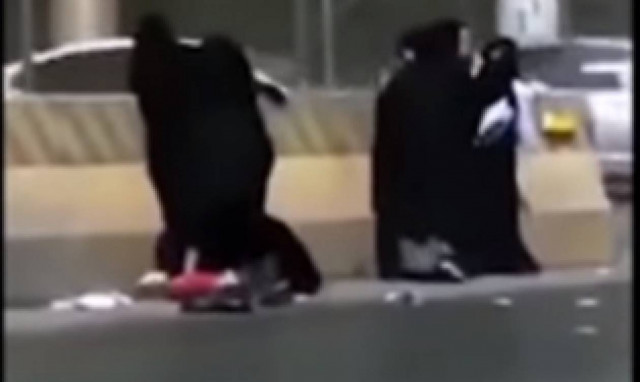 Βίντεο – σοκ: Γυναίκες με χιτζάμπ παίζουν άγριο ξύλο στη μέση του δρόμου - Θύμα ένα μικρό παιδάκι