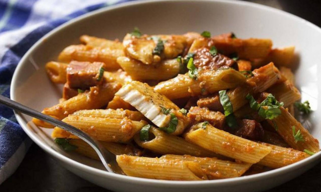Πένες με κρεμμώδη σάλτσα, κοτόπουλο και... κάτι που απογειώνει τη γεύση