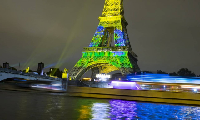 Μοναδικό θέαμα: Ο πύργος του Άιφελ φωτίζεται προς τιμήν της Ιαπωνίας