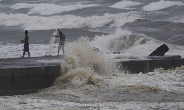 Συναγερμός στις Φιλιππίνες για τον υπερ-τυφώνα Μανγκούτ (vid)
