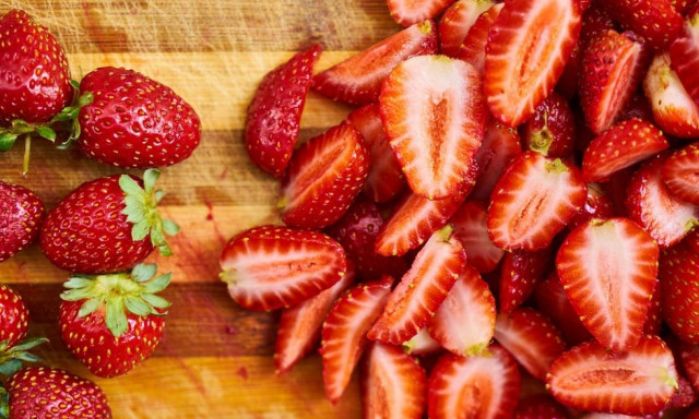 Ασύλληπτο! Έβαλαν βελόνες σε φράουλες που πωλούνται σε σούπερ μάρκετ